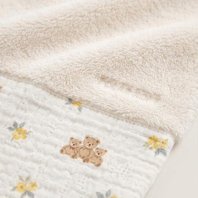 Toalha creme felpuda com padrão branco de flores amarelas e ursinhos castanhos