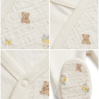 Roupa de bebé creme com ursinhos e flores amarelas, detalhes texturizados e botões