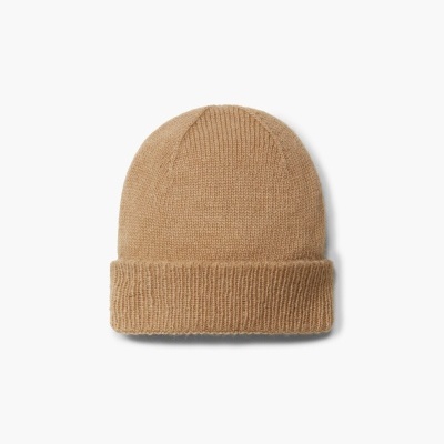 Gorro de malha bege com aba dobrada.
