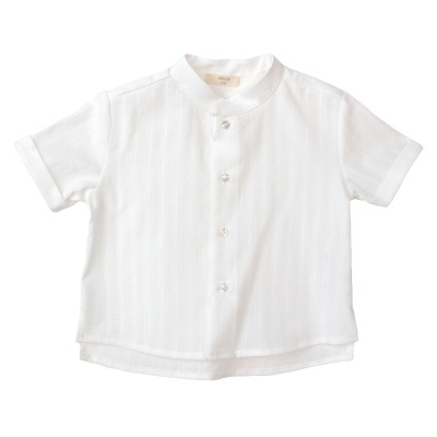 Camisa branca de criança com botões e gola mandarim