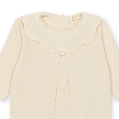Body de bebé creme com manga comprida e gola arredondada decorativa