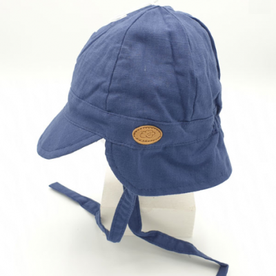 Chapéu azul escuro em tecido com aba e tiras para atar