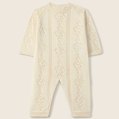 Macacão de bebé bege claro em malha com padrão decorativo e mangas curtas