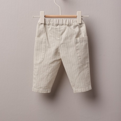 Calças infantis bege com bolsos e riscas finas brancas em cabide