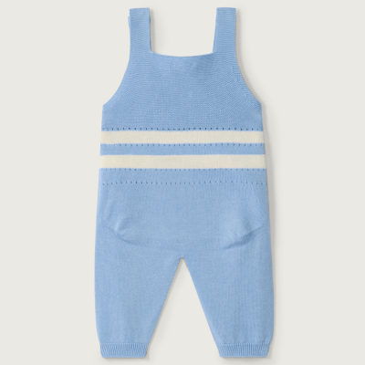 Macacão de bebé azul claro com riscas horizontais brancas e azuis