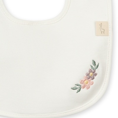 Babete branco com bordado de flores coloridas e etiqueta com desenho de lhama
