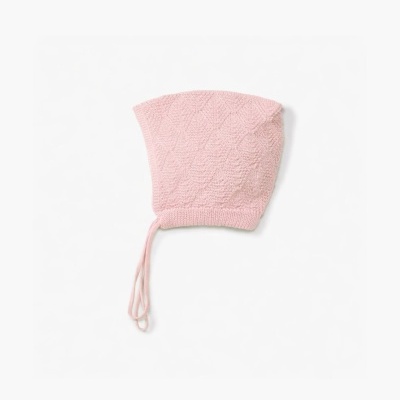 Touca de malha rosa com cinto, fundo branco