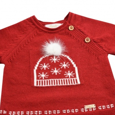 Vestido vermelho de malha infantil com gorro e pompom branco e botões de madeira no ombro.