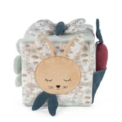 Cubo macio infantil com rosto de coelho e padrão de árvores e animais