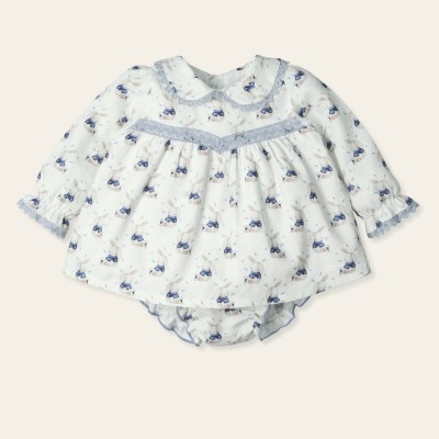 Conjunto de bebé branco com padrão azul e calções combinando