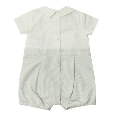 Macacão curto de bebé branco com riscas cinza claro e botões frontais