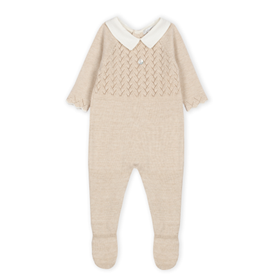 Macacão de bebé bege com gola branca e pés fechados