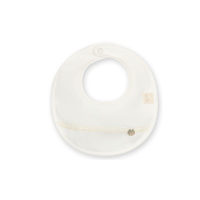 Babete redonda branca para bebé com renda e pendente redondo.