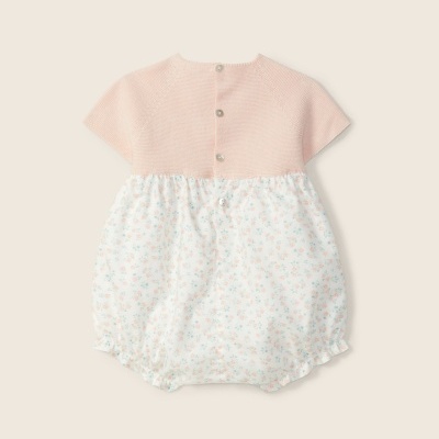 Macacão curto de bebé com parte superior rosa malha e parte inferior florida