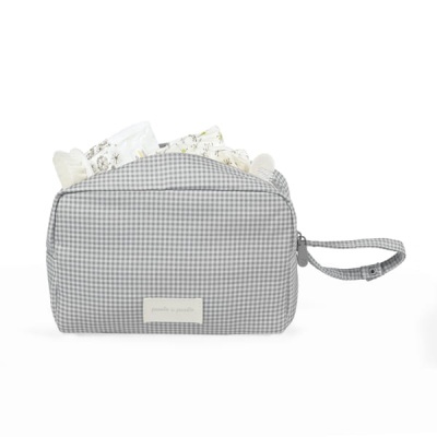 Necessaire cinza e branca com padrão quadriculado, contendo fraldas e toalhetes dentro
