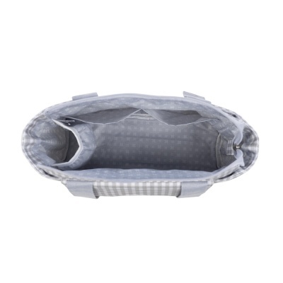 Vista aérea de uma mala de tecido xadrez cinza e branco com interior cinza e bolsos