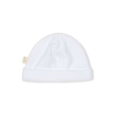Gorro branco de tecido macio com etiqueta bege e dobra na borda