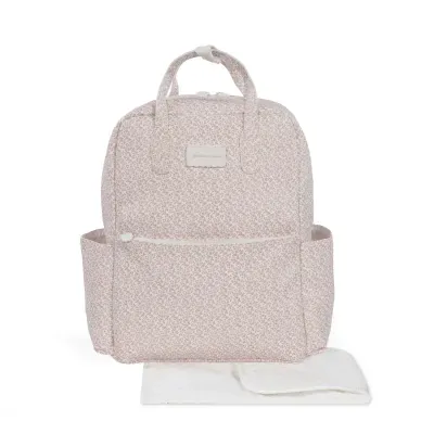 Mochila rosa com padrão floral pequeno e manta branca