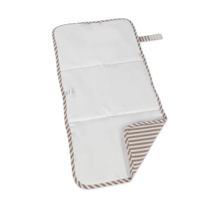Manta ou trocador portátil branco com riscas bege e branco nas bordas e verso.
