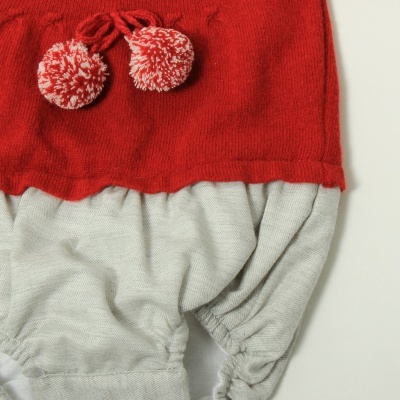 Roupa de bebé vermelha e cinzenta com pompons e elásticos nas pernas