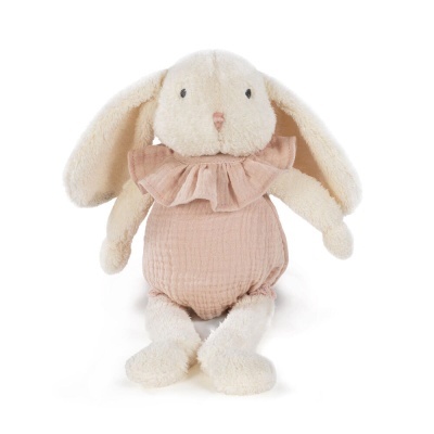 Coelho de peluche creme com roupa rosa clara sentado