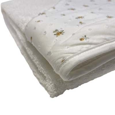 Toalha branca felpuda com capa estampada com flores amarelas