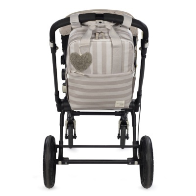 Carrinho de bebé com mochila listrada bege e branca e decorações com coração cinzento