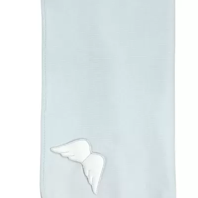 Manta azul claro com aplicação de asas brancas