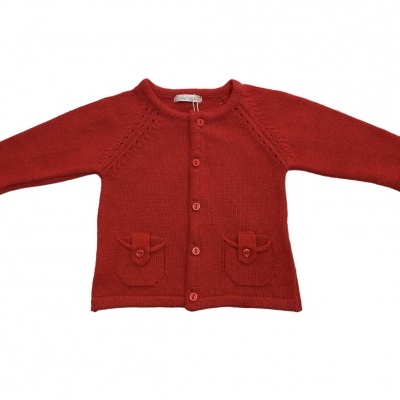 Casaco infantil vermelho de malha com botões e bolsos pequenos