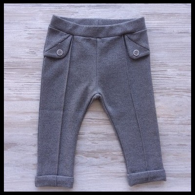 Calças cinzentas texturizadas com bolsos e botões para bebé