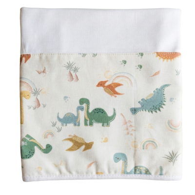 Toalha branca com estampa infantil de dinossauros e arco-íris