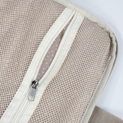 Bolsa beig com malha e fecho de correr branco aberta