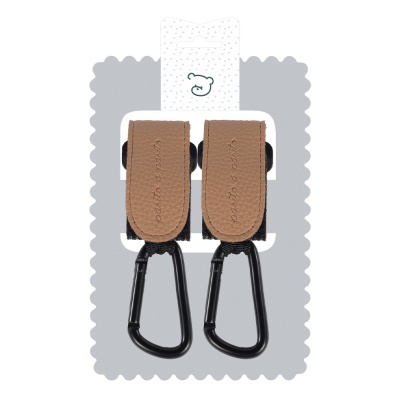 Duas presilhas castanhas com ganchos pretos em cartão cinzento com pontos e logótipo ursinho