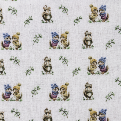 Tecido branco com padrão de animais em gorros e pequenos ramos verdes