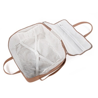 Mala de viagem castanho claro aberta mostrando interior branco com padrão de pontos castanhos e alças