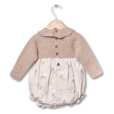Macacão de bebé bege e creme com padrão de animais