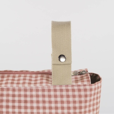 Bolsa xadrez rosa com alça bege e fecho zip