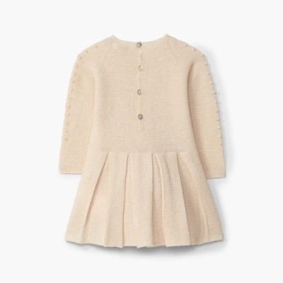 Vestido de malha bege claro com botões nas costas e mangas compridas