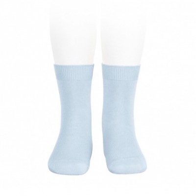 Par de meias de criança azul claro em manequim branco