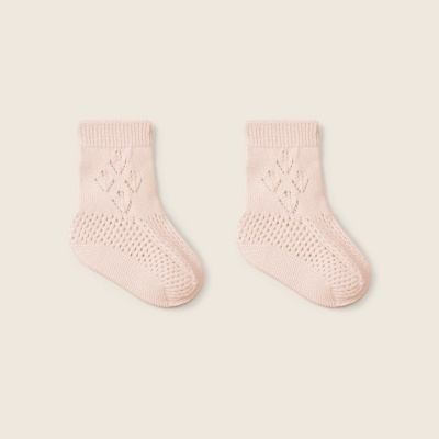 Meias de bebé rosa claro com padrão tricotado em relevo.