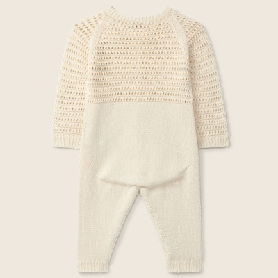 Macacão de bebé em malha bege clara com padrão aberto na parte superior e mangas.