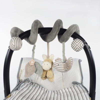 Arco de atividade para bebé com brinquedos pendurados em tons neutros.