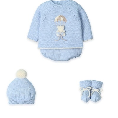 Conjunto de roupa de bebé azul claro com casaco, gorro e sapatinhos em malha.