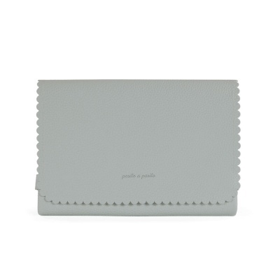 Carteira cinzenta de pele com bordos recortados e texto pasito a pasito