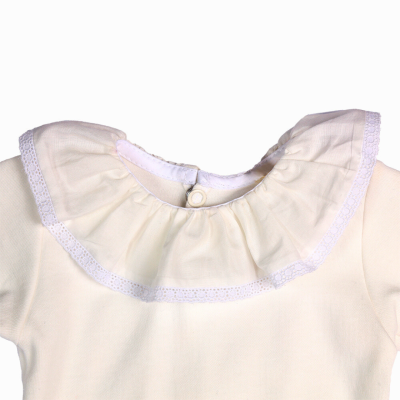 Roupa infantil creme com gola ampla franzida e renda branca