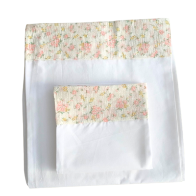 Fronha e lençol de cama branco com faixa floral rosa e bege