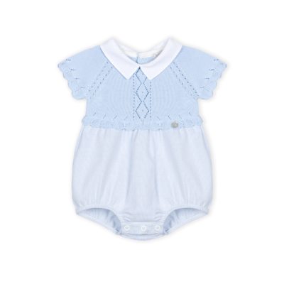 Macacão de bebé azul claro com gola branca e parte superior rendilhada