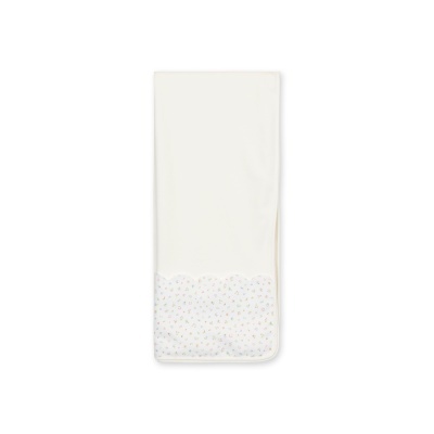 Toalha branca com padrão de pequenas flores coloridas na borda inferior.