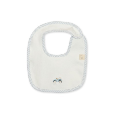 Babete branco com borda azul claro e bordado de trator azul