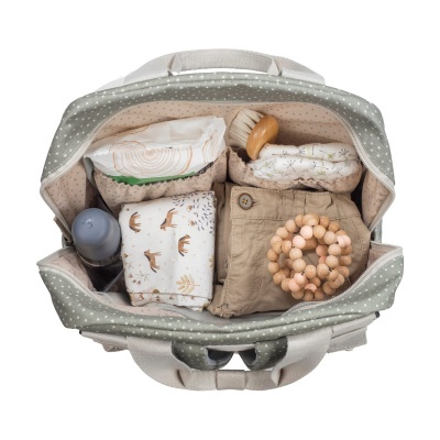 Mochila cinza com pontos brancos aberta mostrando fraldas, roupa, brinquedo e escova organizados dentro